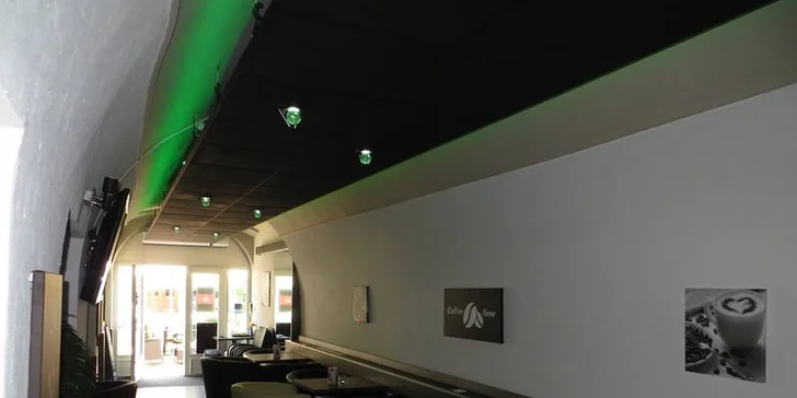 Svieže miešané alko a nealko drinky s čerstvým ovocím
