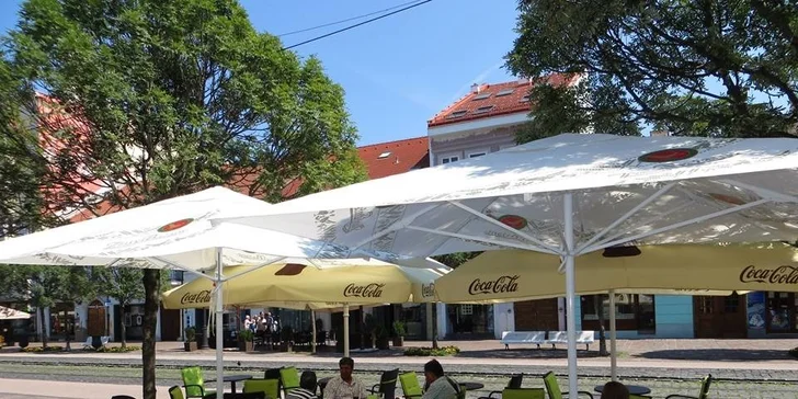 Svieže miešané alko a nealko drinky s čerstvým ovocím