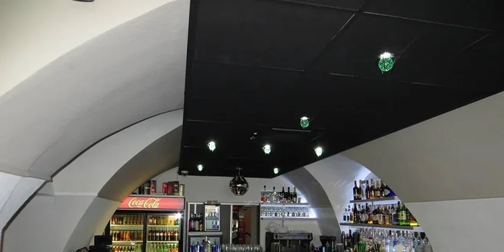Svieže miešané alko a nealko drinky s čerstvým ovocím