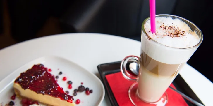 American cheesecake s bio džemom a kávou