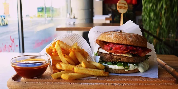 GRAND MC Pulitzer burger s hranolčekmi a domácou slepačou polievkou