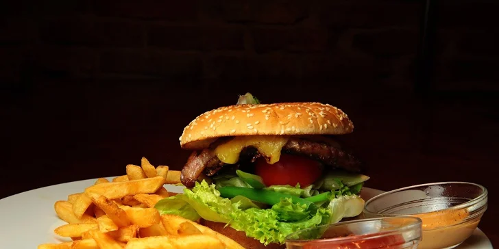 Hovädzí burger, hranolčeky a dresing v "base" NEW ALCATRAZ