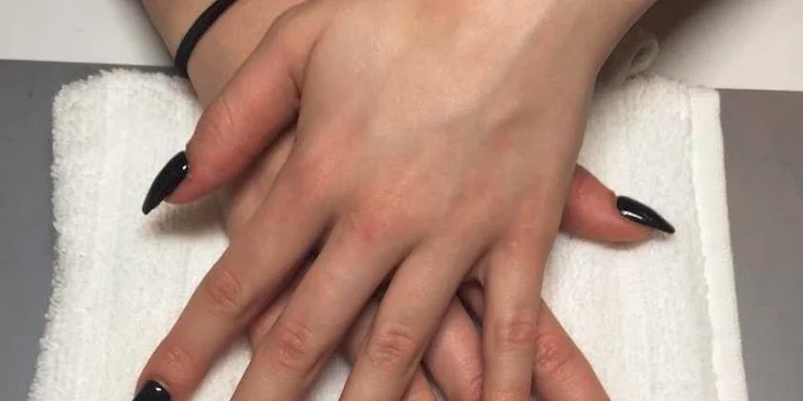 Oživte svoje ruky so Shellac manikúrou či gelovými nechtami