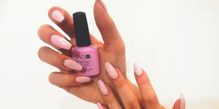 Oživte svoje ruky so Shellac manikúrou či gelovými nechtami