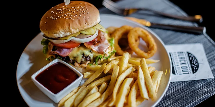 Hovädzie hamburgery s cibuľovými krúžkami a hranolčekmi. Na výber tri druhy!