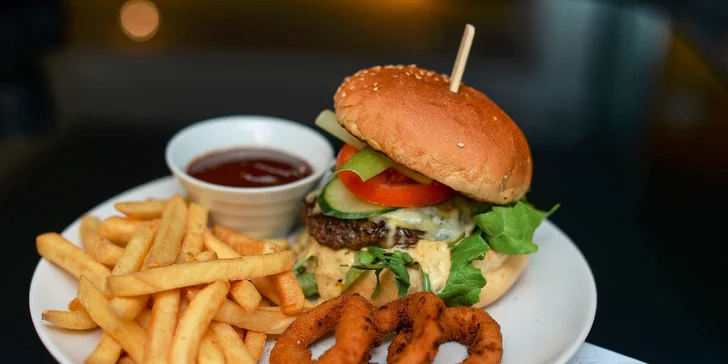 Hovädzie hamburgery s cibuľovými krúžkami a hranolčekmi. Na výber tri druhy!