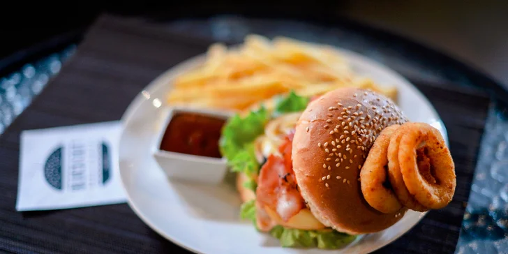 Hovädzie hamburgery s cibuľovými krúžkami a hranolčekmi. Na výber tri druhy!