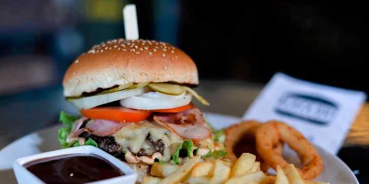 Hovädzie hamburgery s cibuľovými krúžkami a hranolčekmi. Na výber tri druhy!