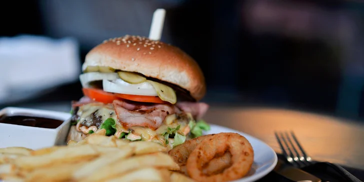 Hovädzie hamburgery s cibuľovými krúžkami a hranolčekmi. Na výber tri druhy!