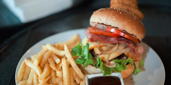 Hovädzie hamburgery s cibuľovými krúžkami a hranolčekmi. Na výber tri druhy!