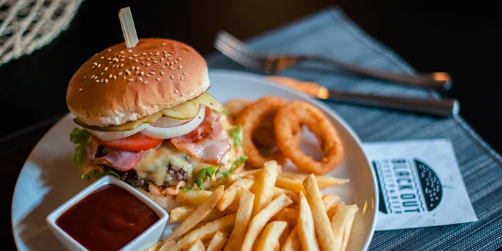 Hovädzie hamburgery s cibuľovými krúžkami a hranolčekmi. Na výber tri druhy!