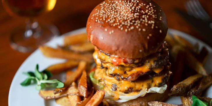 Najchutnejšie burgre v Starom Meste - na výber z osem druhov, aj 700 g mega burger! Plus domáce hranolčeky!