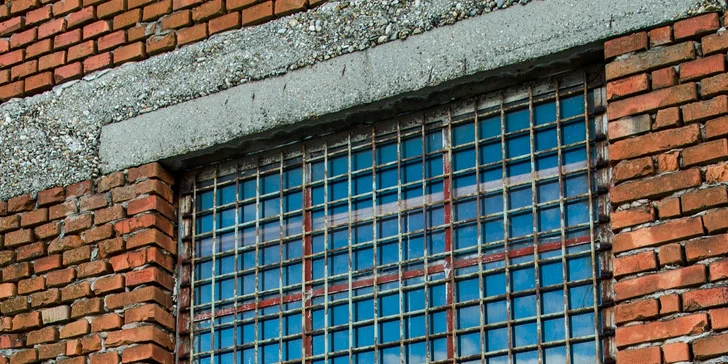 Adrenalínová escape hra Divná basa - dostaňte sa z cely von!