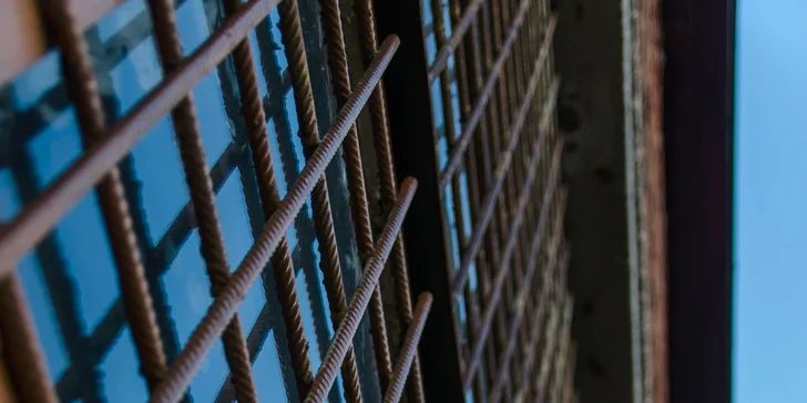 Adrenalínová escape hra Divná basa - dostaňte sa z cely von!