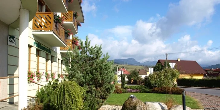 Wellness pobyt PRE DVOCH v Bešeňovej. Termálne kúpele, vírivka, sauny, raňajky a trojchodové večere.