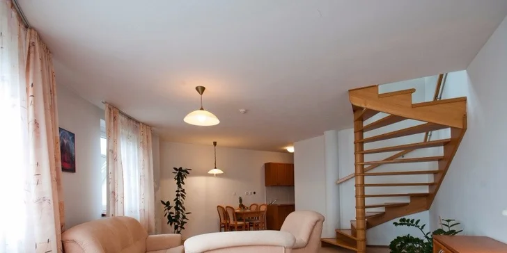 Wellness pobyt PRE DVOCH v Bešeňovej. Termálne kúpele, vírivka, sauny, raňajky a trojchodové večere.