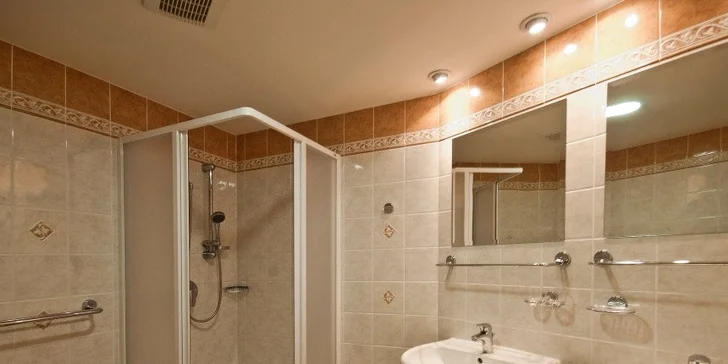 Wellness pobyt PRE DVOCH v Bešeňovej. Termálne kúpele, vírivka, sauny, raňajky a trojchodové večere.