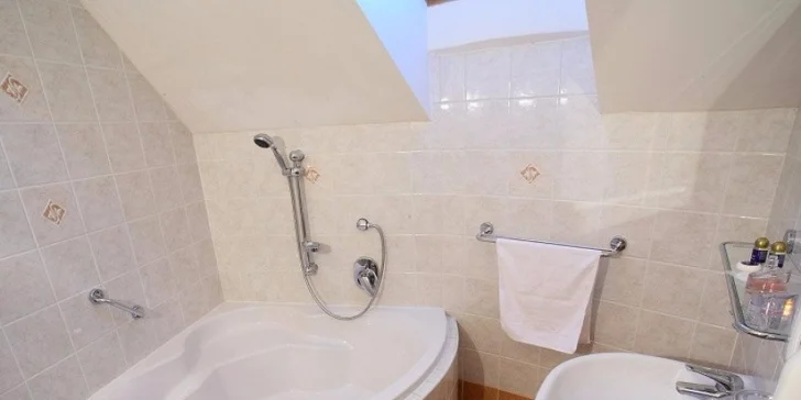 Wellness pobyt PRE DVOCH v Bešeňovej. Termálne kúpele, vírivka, sauny, raňajky a trojchodové večere.