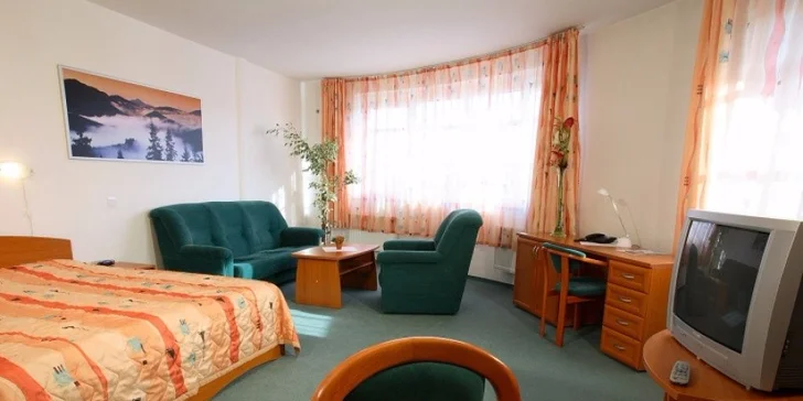 Wellness pobyt PRE DVOCH v Bešeňovej. Termálne kúpele, vírivka, sauny, raňajky a trojchodové večere.