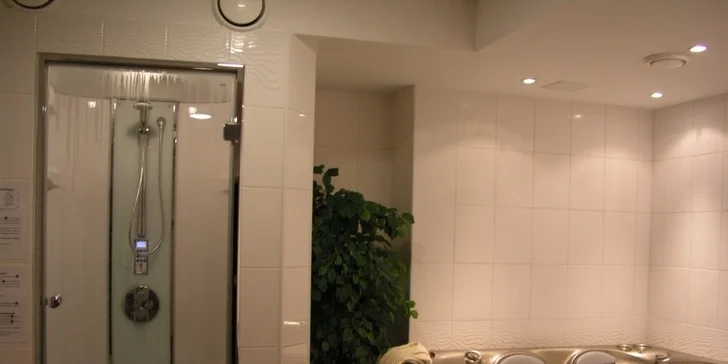 Wellness pobyt PRE DVOCH v Bešeňovej. Termálne kúpele, vírivka, sauny, raňajky a trojchodové večere.