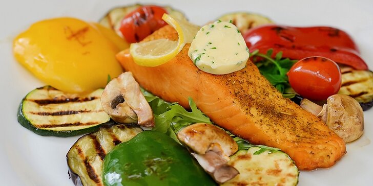 Grilovaný losos so zemiakmi alebo grilovanou zeleninou aj s dezertom