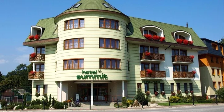 Wellness pobyt PRE DVOCH v Bešeňovej. Termálne kúpele, vírivka, sauny, raňajky a trojchodové večere.