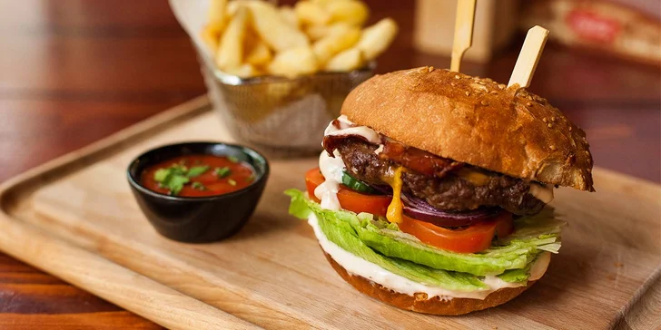 Parádny hamburger "DANIEL'S" s hranolčekmi a BBQ omáčkou