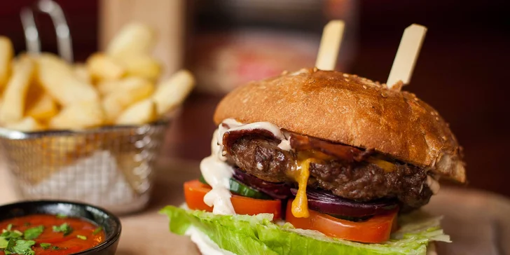 Parádny hamburger "DANIEL'S" s hranolčekmi a BBQ omáčkou