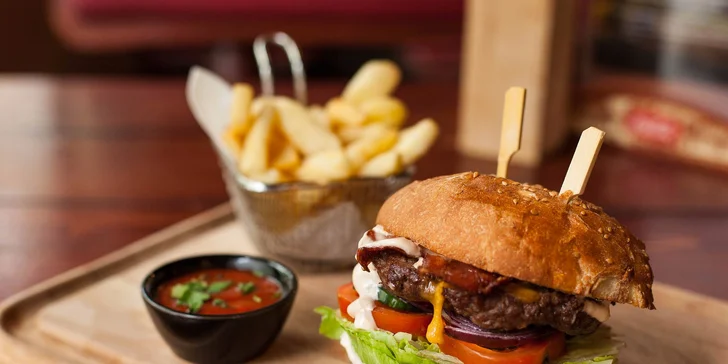 Parádny hamburger "DANIEL'S" s hranolčekmi a BBQ omáčkou