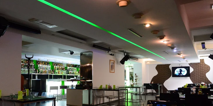 Hovädzí steak s americkými zemiakmi alebo anglickou zeleninou a omáčkou podľa výberu v Hoteli Gaudio***
