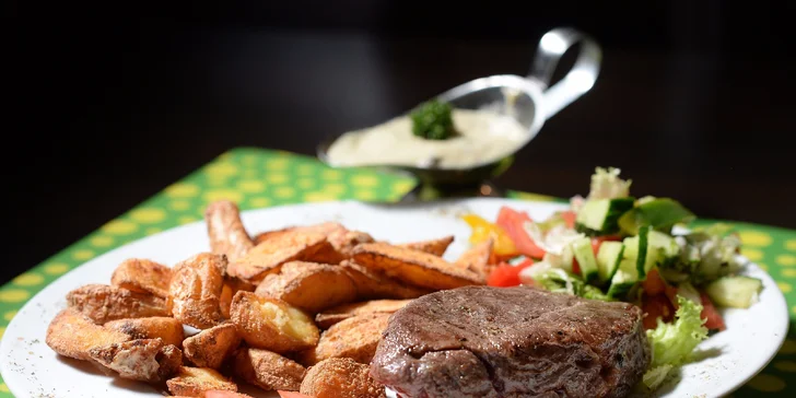 Hovädzí steak s americkými zemiakmi alebo anglickou zeleninou a omáčkou podľa výberu v Hoteli Gaudio***