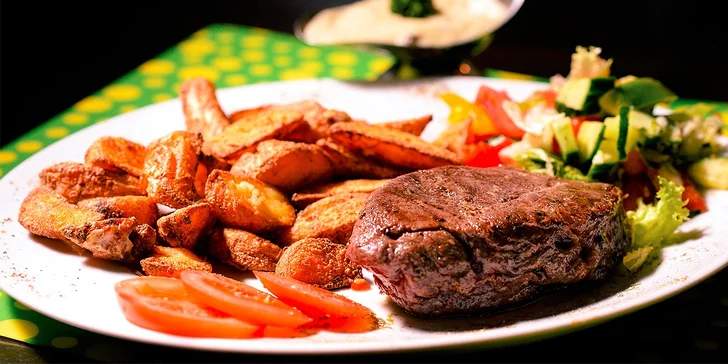 Hovädzí steak s americkými zemiakmi alebo anglickou zeleninou a omáčkou podľa výberu v Hoteli Gaudio***