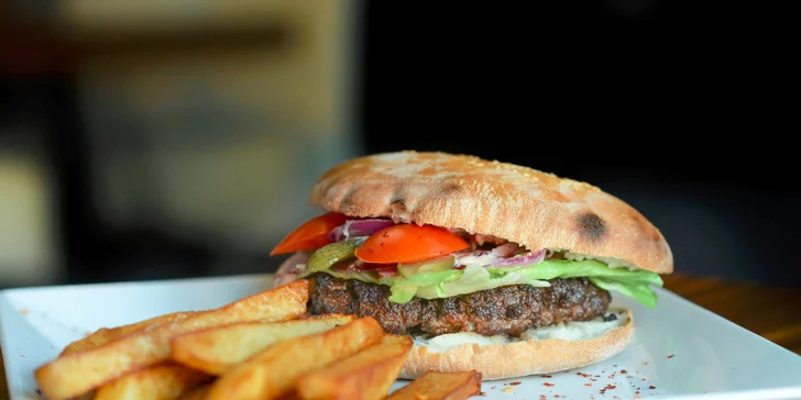Hamburger s hovädzím mäsom a domácimi hranolčekmi v Emessa Restaurant