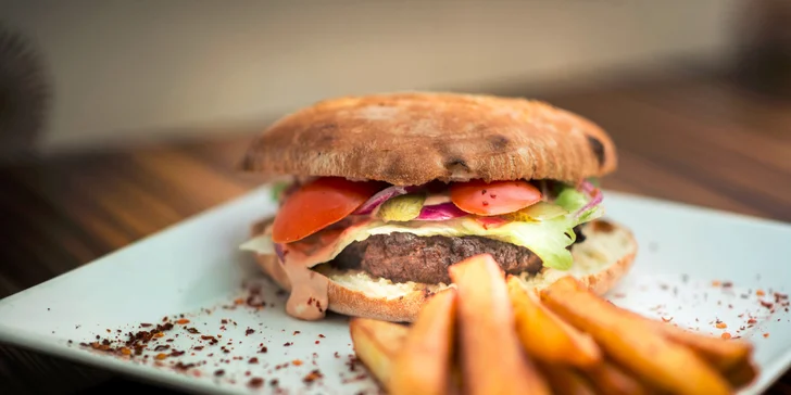 Hamburger s hovädzím mäsom a domácimi hranolčekmi v Emessa Restaurant