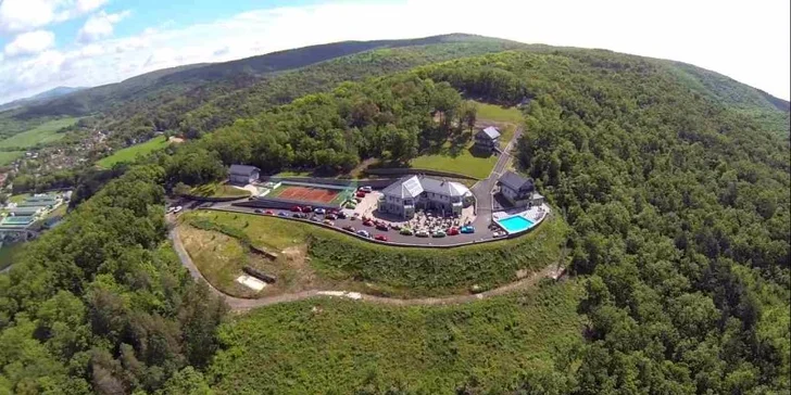 Panoramatický wellness pobyt pre dve osoby s bohatou polpenziou na úpätí inoveckých vrchov