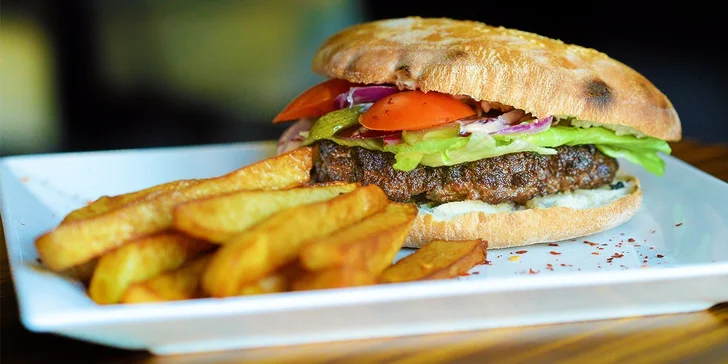 Hamburger s hovädzím mäsom a domácimi hranolčekmi v Emessa Restaurant