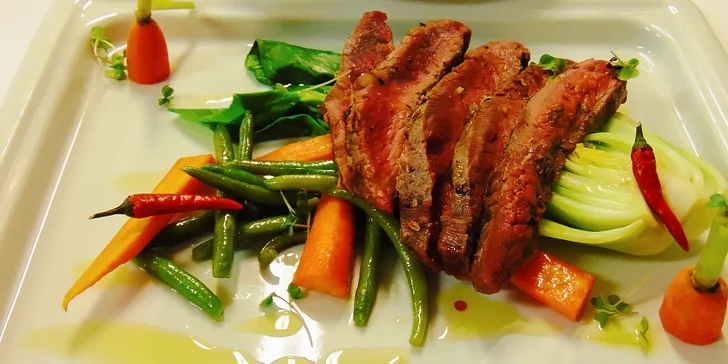 Flank steak v dvojchodovom servírovanom menu v Hoteli Bankov