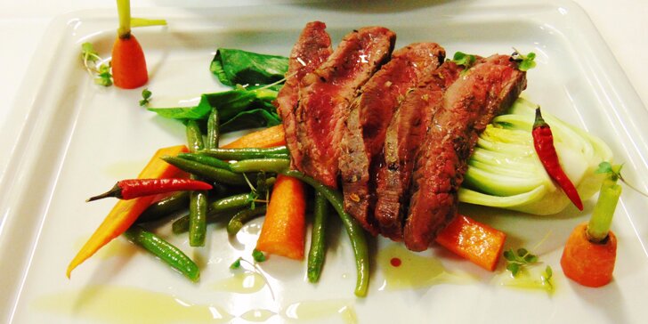 Flank steak v dvojchodovom servírovanom menu v Hoteli Bankov