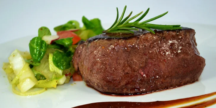 Jelení steak so šípkovou omáčkou alebo rodinné menu pre 4 osoby