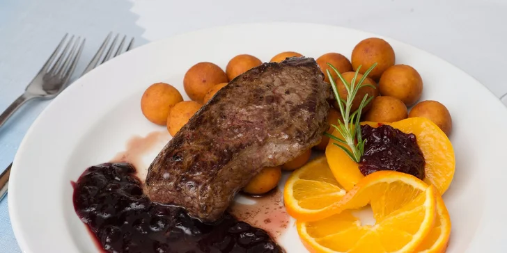 Exkluzívne menu v centre Starého mesta. Dajte si grilovaného lososa alebo jelení steak!