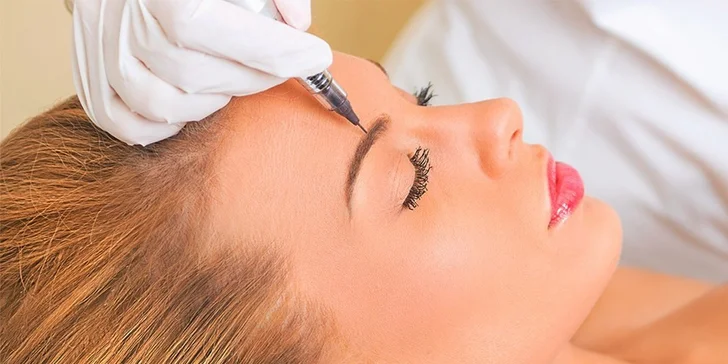Permanentný make-up obočia čiarkovanou metódou alebo výplňou