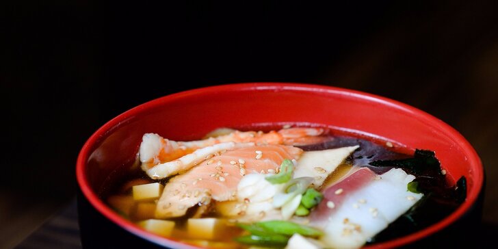 Výborné sushi pre dvoch alebo rybací rámen s kačacím šalátom v Osaka sushi bare