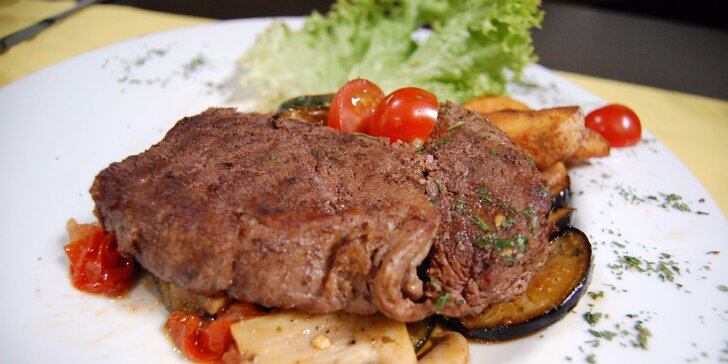 Hovädzí steak s americkými zemiakmi alebo anglickou zeleninou a omáčkou podľa výberu v Hoteli Gaudio***