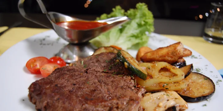 Hovädzí steak s americkými zemiakmi alebo anglickou zeleninou a omáčkou podľa výberu v Hoteli Gaudio***