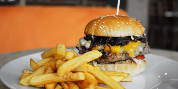 Perfektný burger v novootvorenej reštaurácii City Burger. Obohatené o chutnú novinku Bacon Burger!