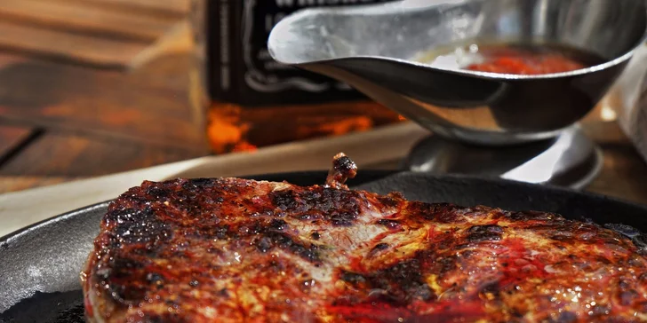 300g IRISH RUMP STEAK podávaný na rozpálenej panvičke s domácimi fritovanými hranolkami s omáčkou Jack Daniels BBQ a slepačí vývar