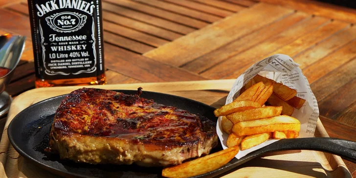 300g IRISH RUMP STEAK podávaný na rozpálenej panvičke s domácimi fritovanými hranolkami s omáčkou Jack Daniels BBQ a slepačí vývar