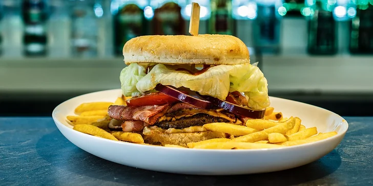 Pravý írsky burger Buffalo Bacon aj s hranolčekmi a malinovkou