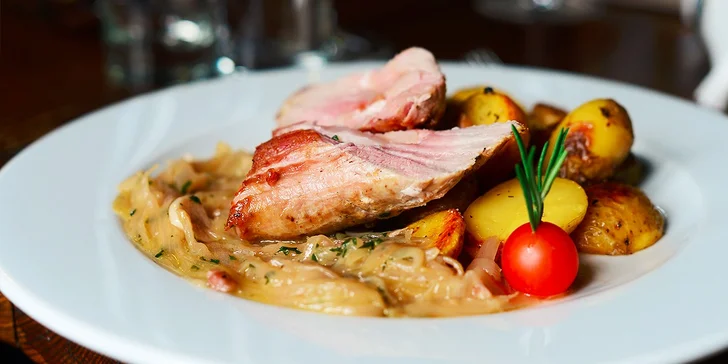 Oslávte promócie honosným obedom! 3-chodové menu s bravčovou panenkou alebo grilovaným zubáčom a aperitívom!