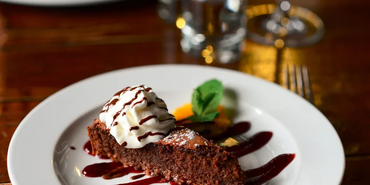 Oslávte promócie honosným obedom! 3-chodové menu s bravčovou panenkou alebo grilovaným zubáčom a aperitívom!